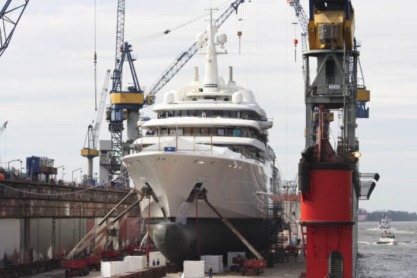 Yacht in Bloom und Voss Werft Dock 10